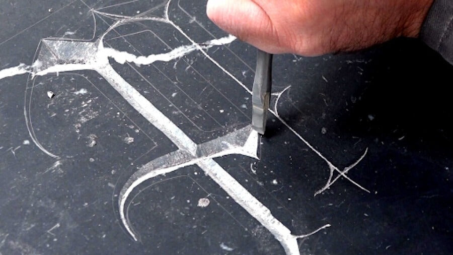 El arte milenario del lettering en piedra: Un emocionante viaje hacia las tendencias actuales y futuras