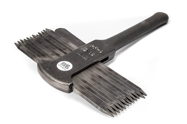 Crandall_toothed_stone_axe_acero_acier_hacha_dentada_steel_hache_dentees_flat_planas_plat.jpg