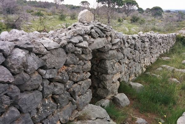 Different types of dry stone constructions